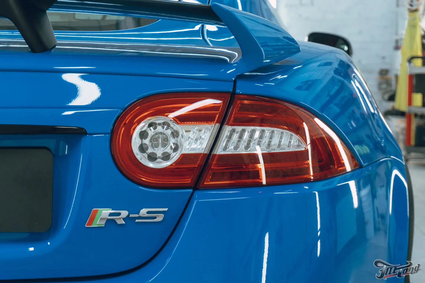 Оклеили заднюю часть Jaguar XKR-S полиуретаном, покрыли пленку керамикой, отполировали глянец в салоне